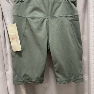 Green Bike Shorts with Wide Waistband and Stretch Fabric